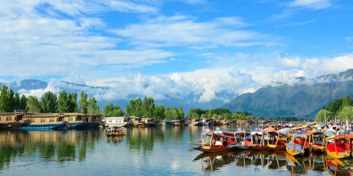 Kashmir Travel Guide: Experience Heaven on Earth