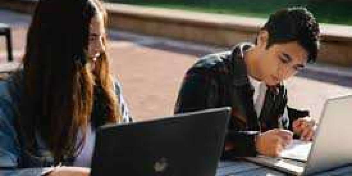 Compare and Contrast Essay: Traditional Education vs. Online Education