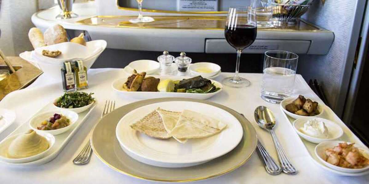 What are the options for in-flight dining on Emirates Economy Class?