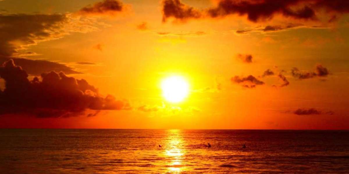 Menyaksikan Matahari Terbenam Romantis di Pantai Tanjung Bayang