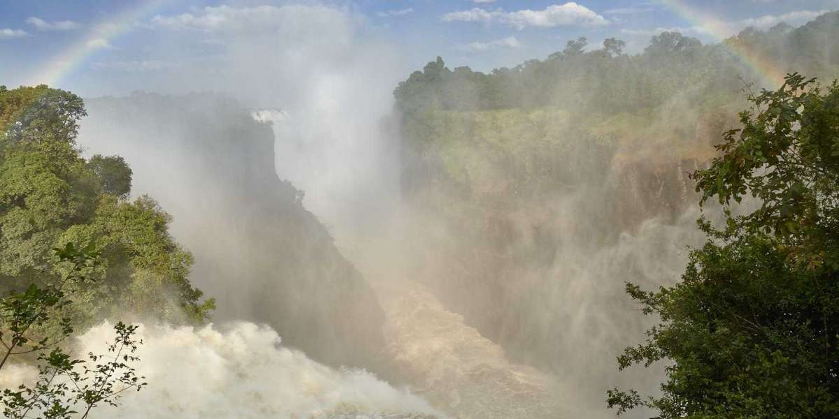 Visiting Victoria Falls: Zimbabwe vs Zambia