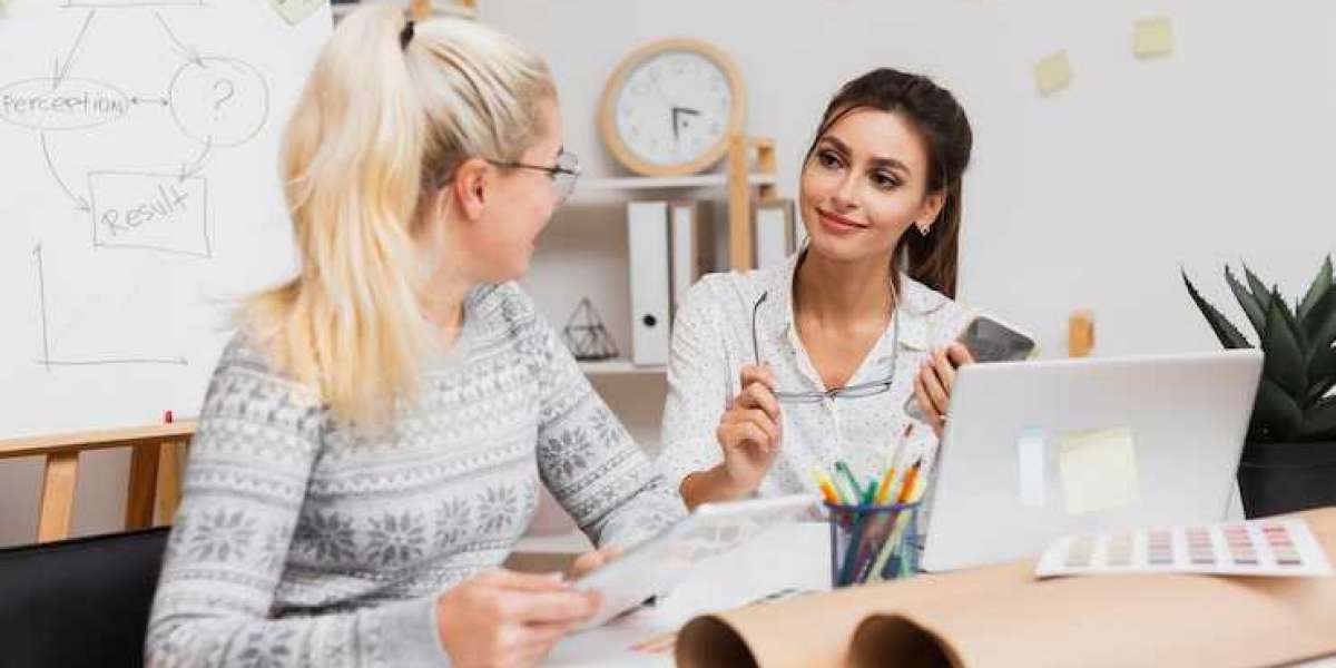 Exploring the Role of a Business Coach for Creatives in Becoming a Leading Creative Business Coach